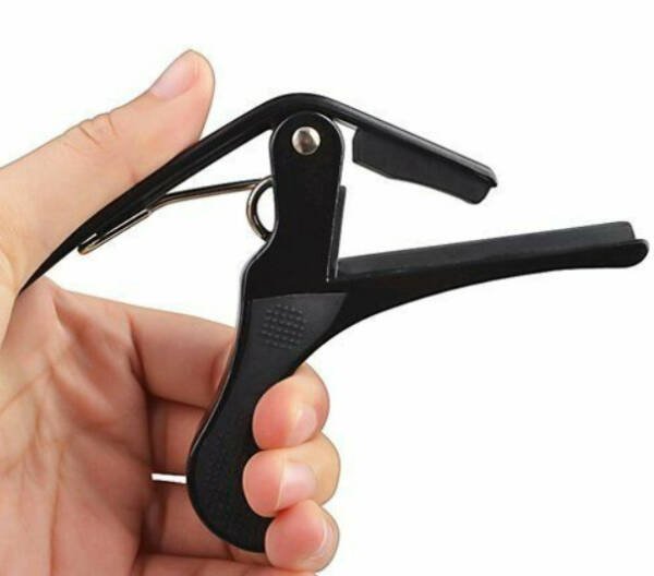 Capodastre noir pour guitare